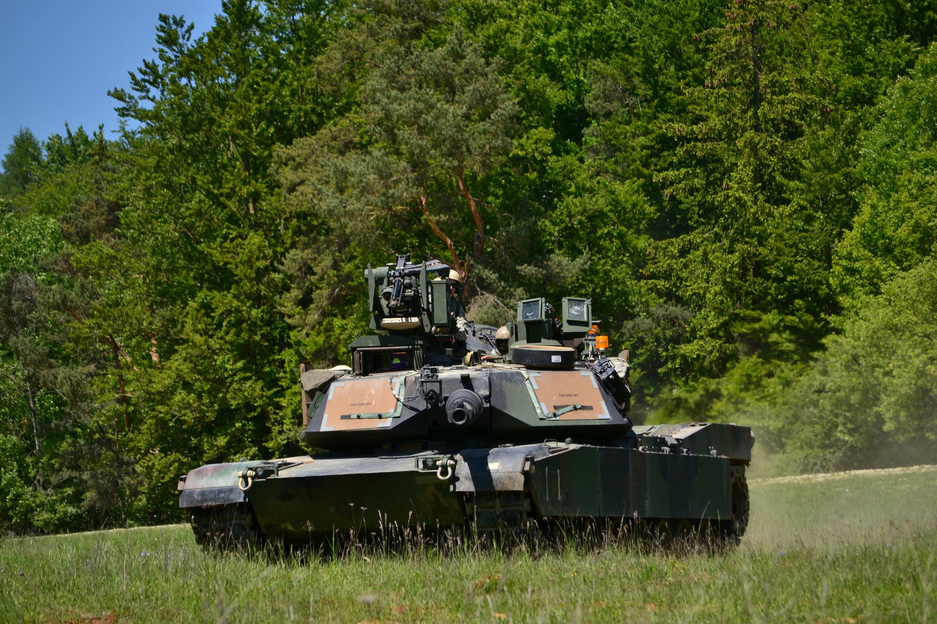 m1a2 abrams carro armato veicolo blindato campo foresta