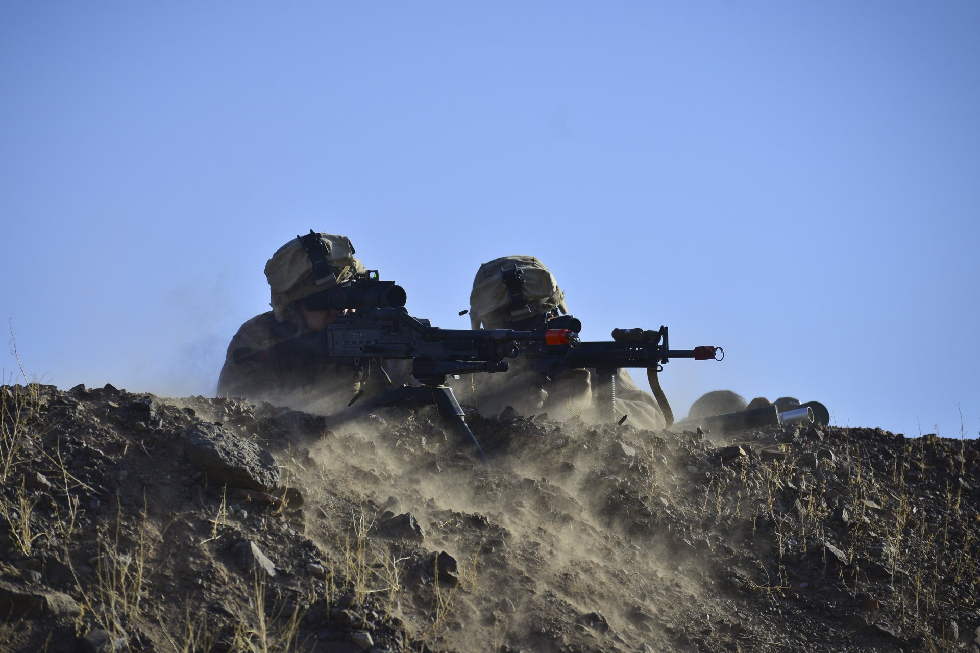 soldados marines equipo armas ametralladora m240b listo en posición