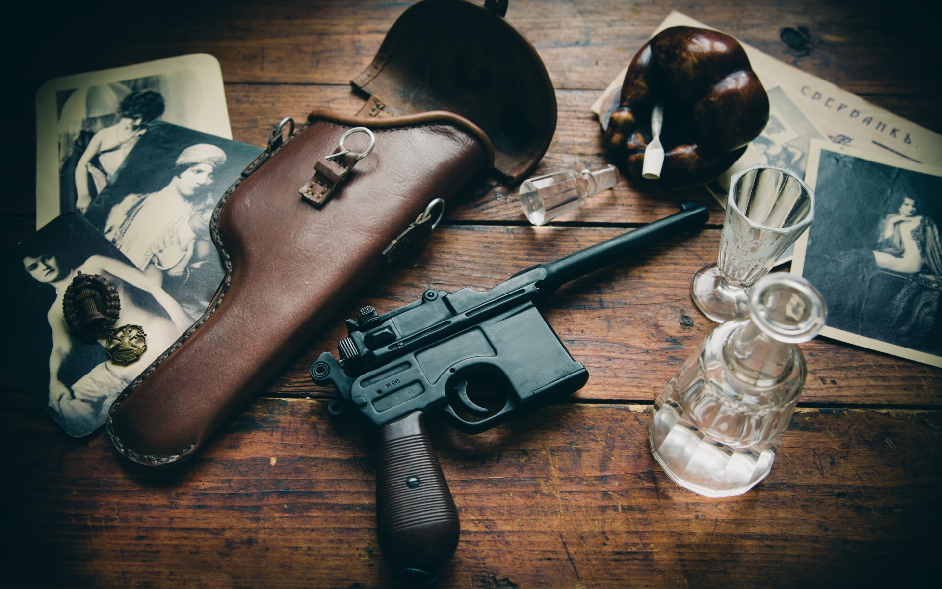 mauser s96 mauser magasin pistolet étui arme table photo verres à vin cendrier