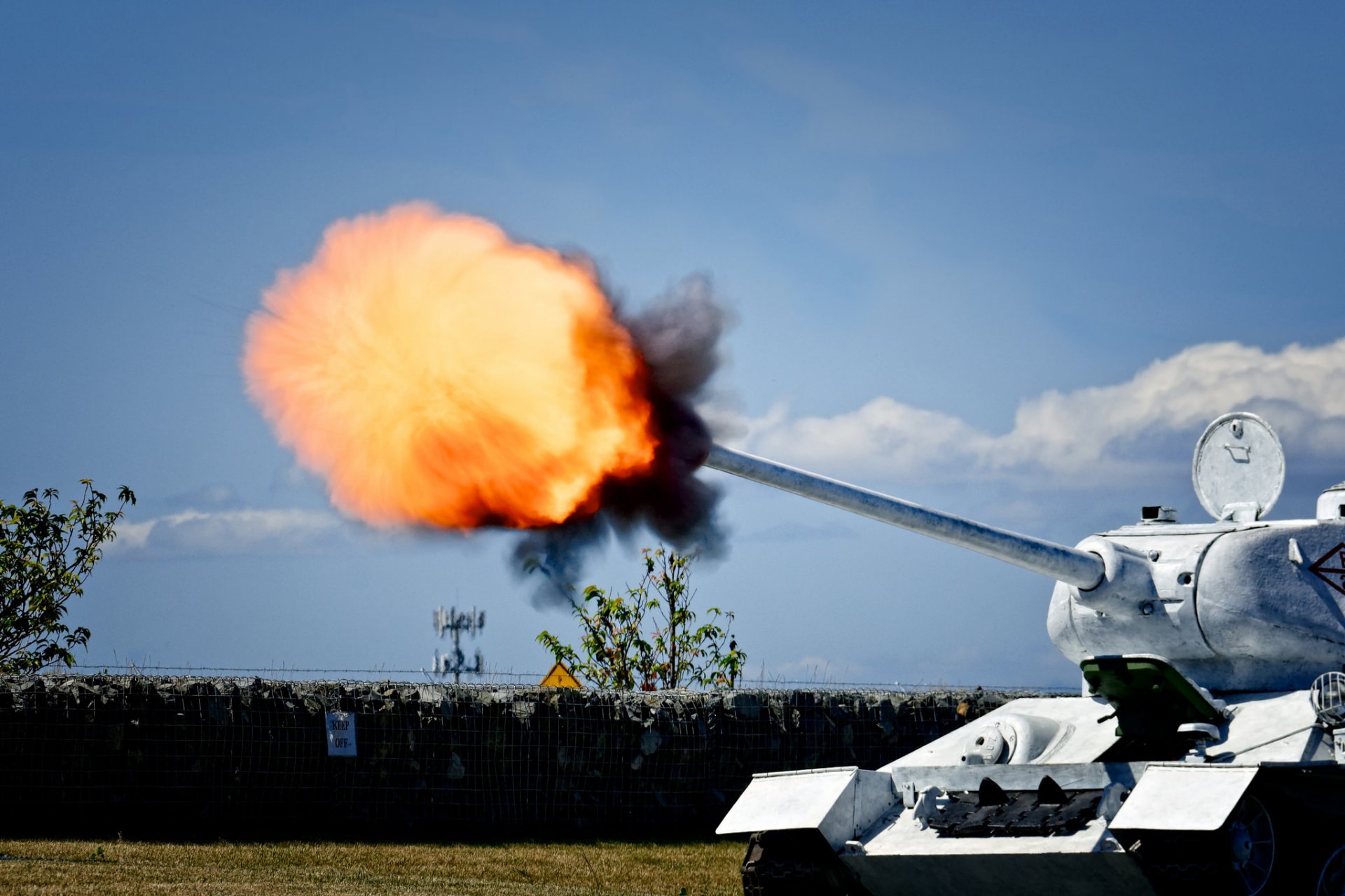 t-34-85 soviético medio tanque disparo volea