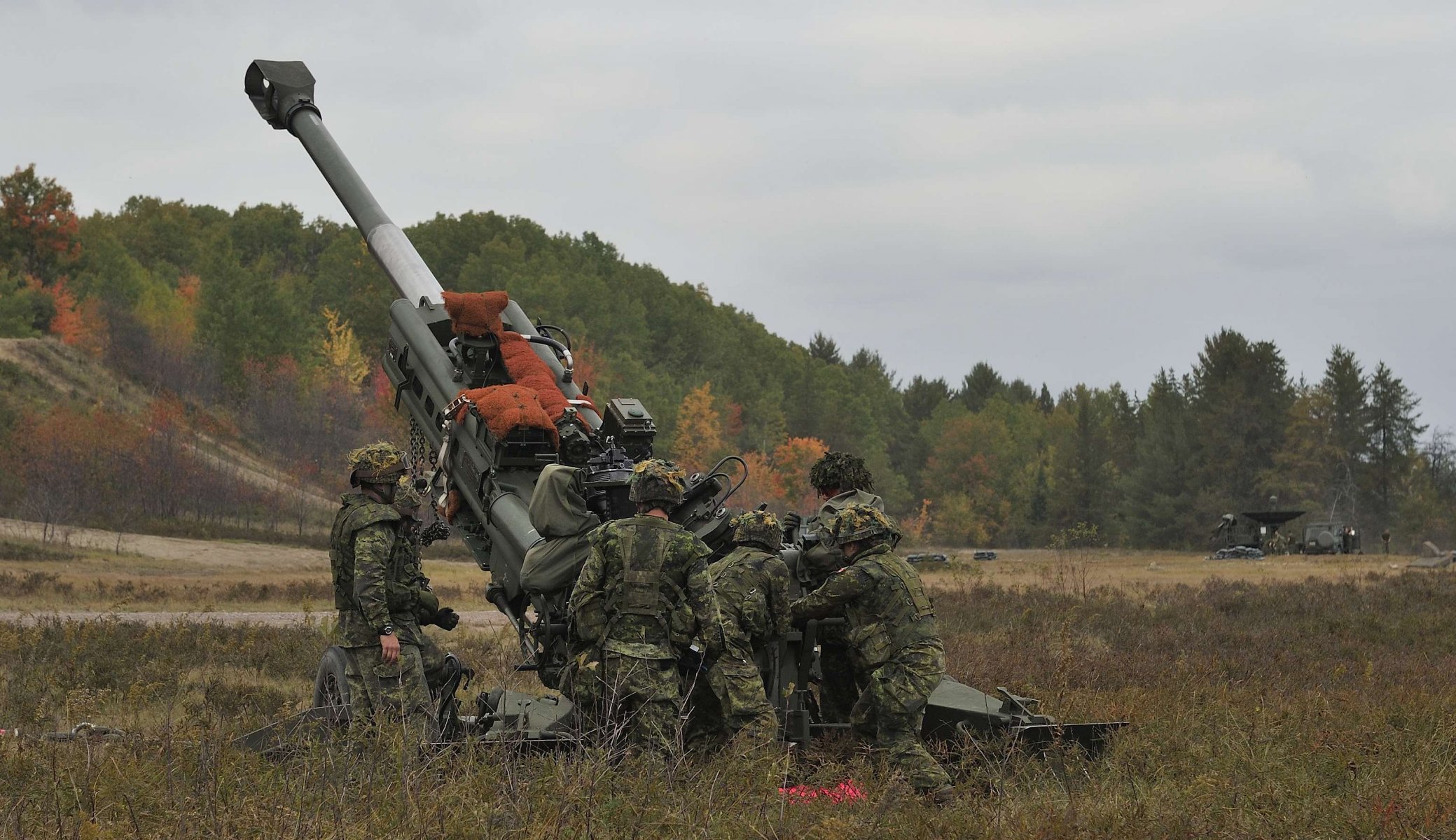 m777 obús 155 mm artillería soldados campo