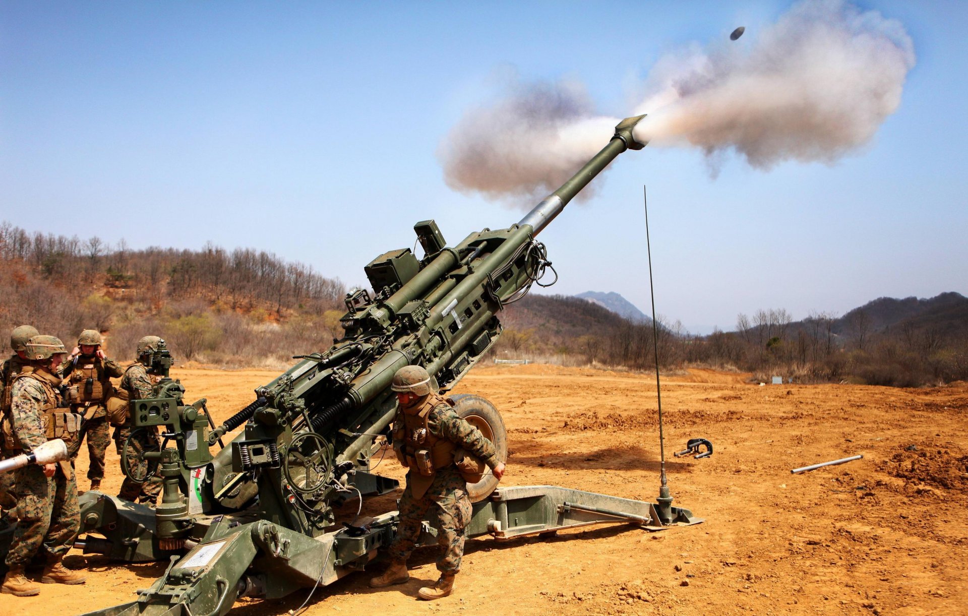 m777 howitzer 155 mm artillery men volley the field