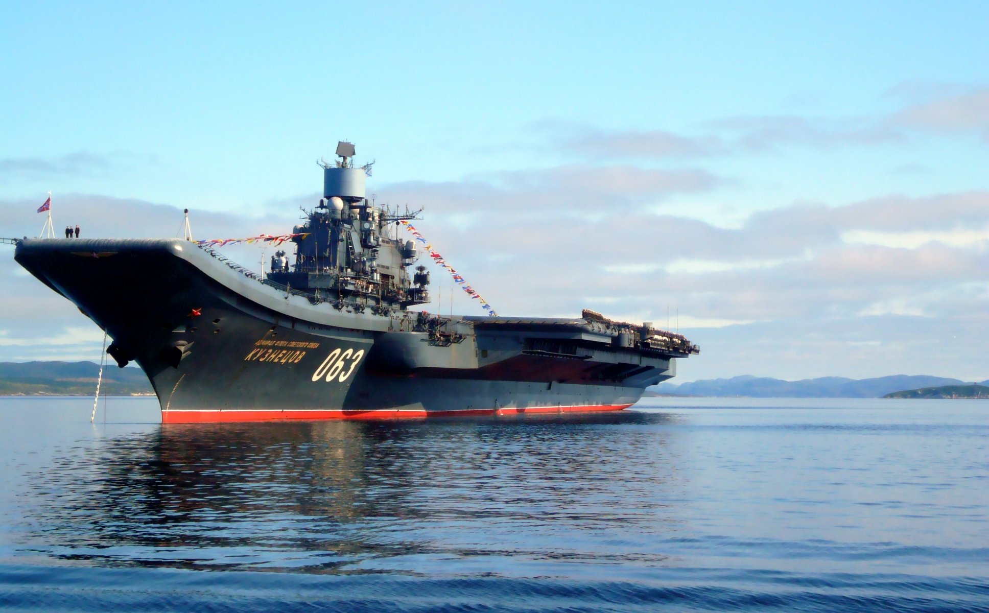 porte-avions amiral flotte soviétique union kuznetsov lourd porte-avions croiseur projet 1143.5 marine fédération de russie russie urss marins nord flotte mourmansk mer ciel montagnes collines amiral de la flotte soviétique union g