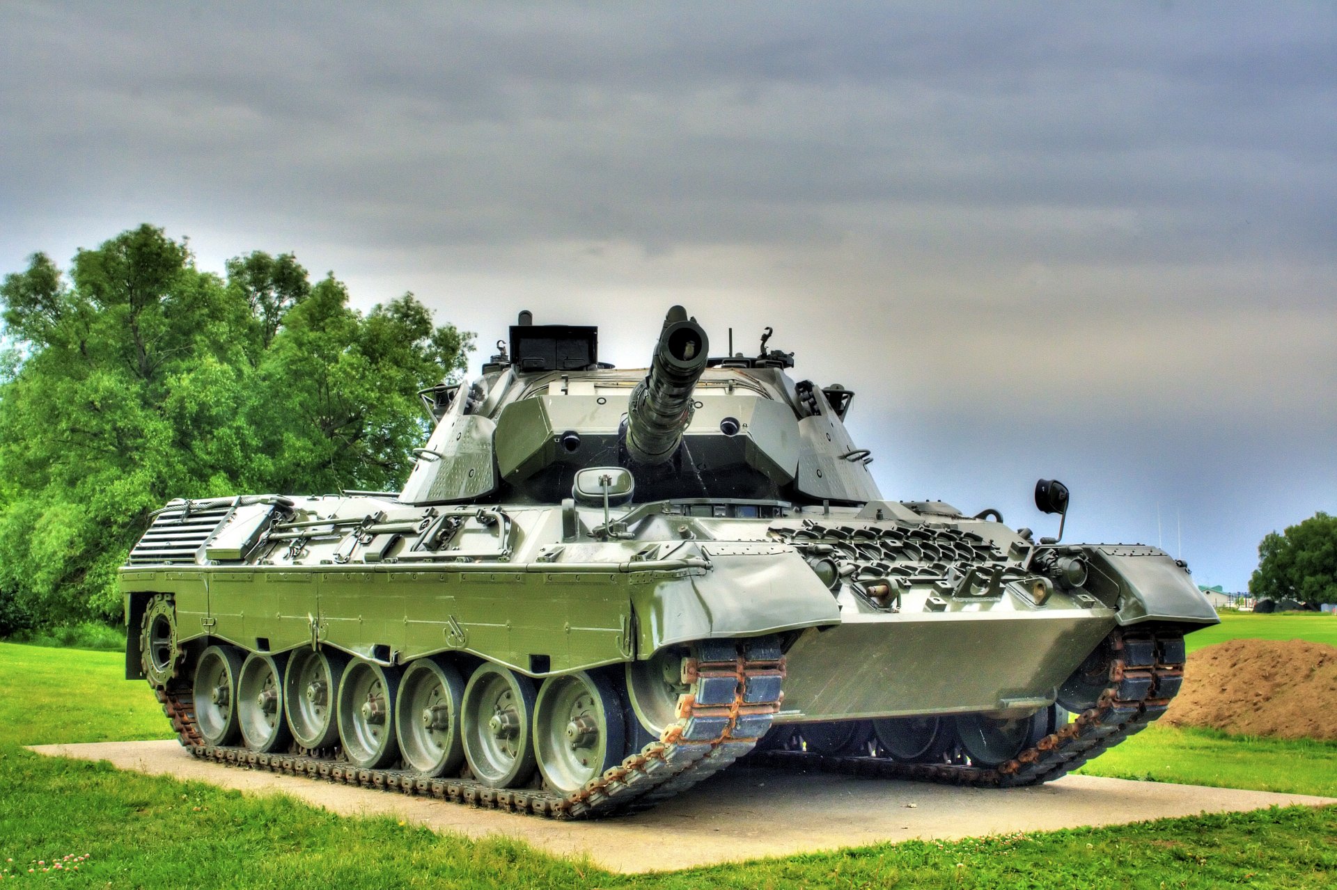 leopard-c2 battle tank armored vehicle