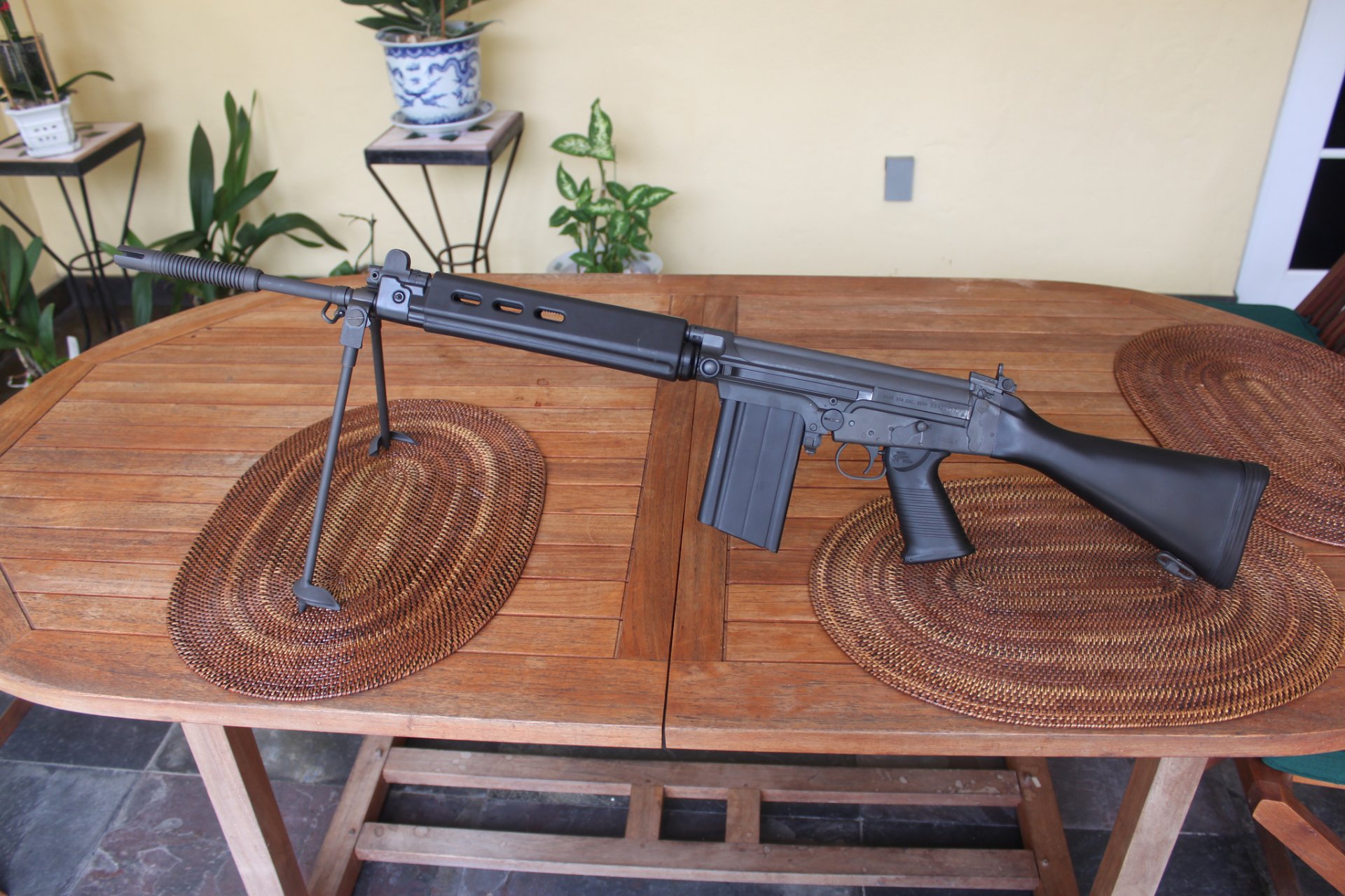 teyr stg.58 fn fal automatique fusil table