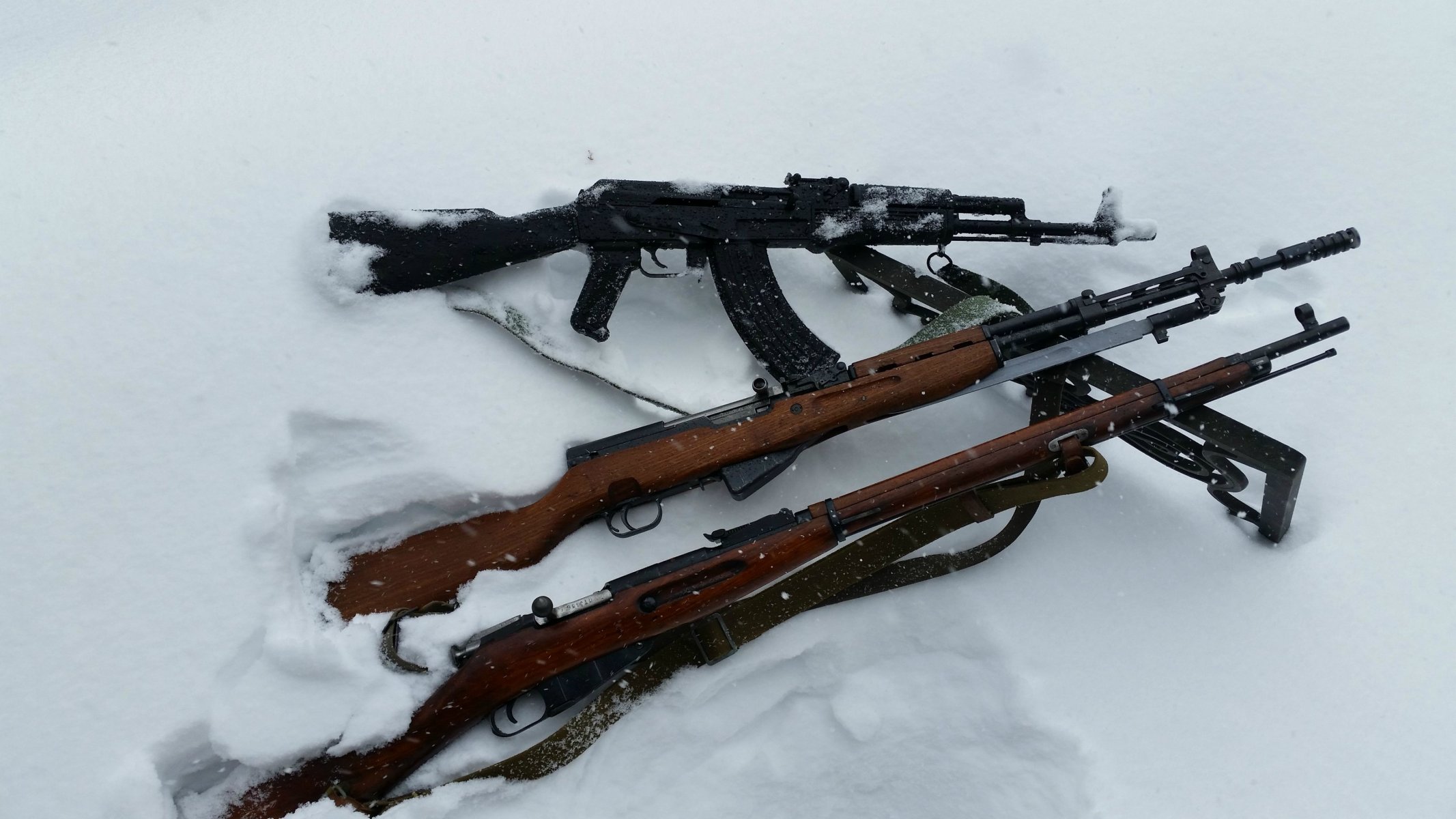 rifles machine weapon snow