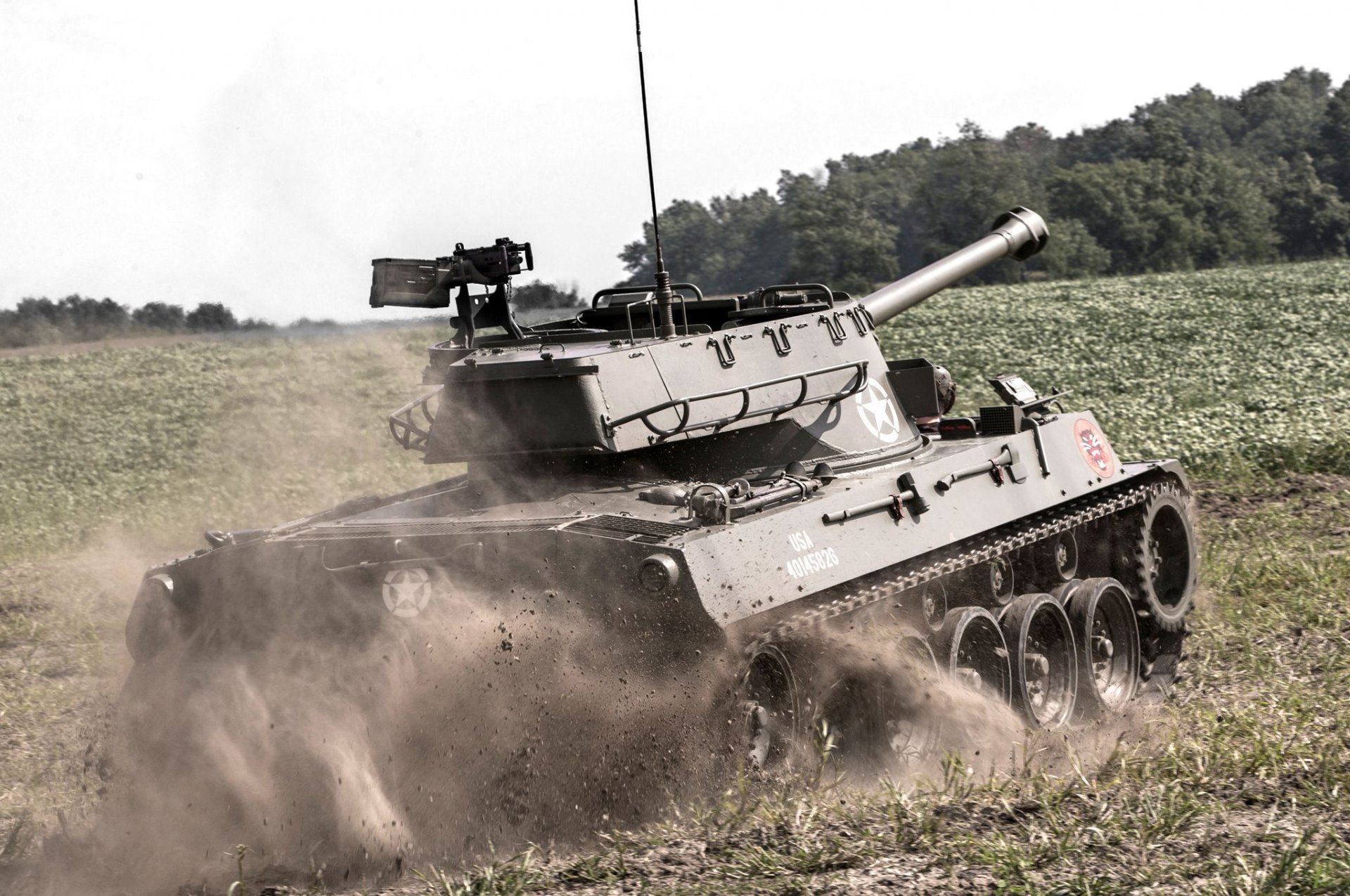 m18 hellcat sorcière chasseur de chars poussière