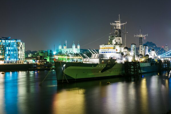 Crucero en el agua por la noche