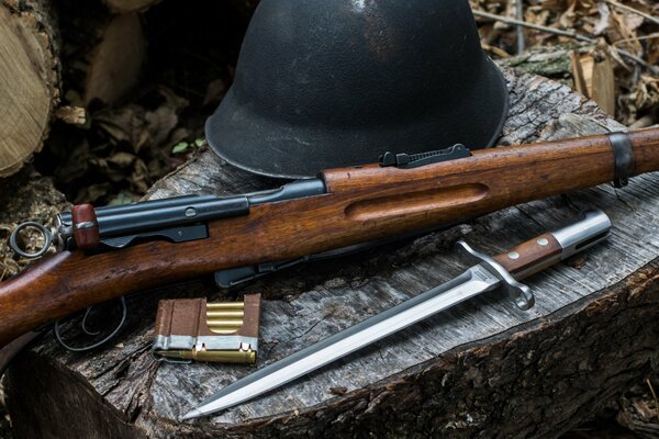 Hay un conjunto de armas en el muñón. Cuchillo de bayoneta, rifle, casco