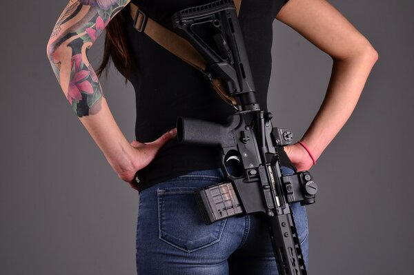 Девушка со штурмовой винтовко