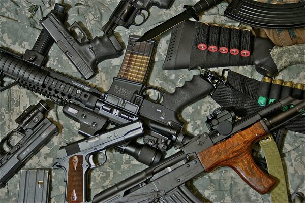 Fotografia di armi: fucili, fucili d assalto, pistole