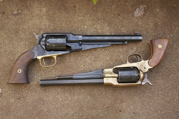 Фотография двух револьверов модели 1858 года