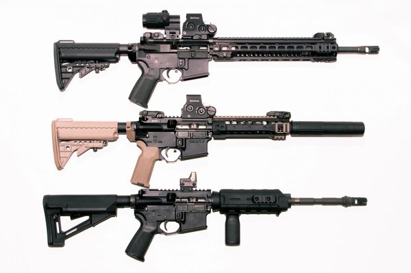 Trois fusils d assaut AR-15