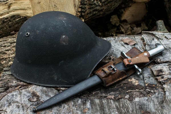 Bayoneta al lado del casco de infantería