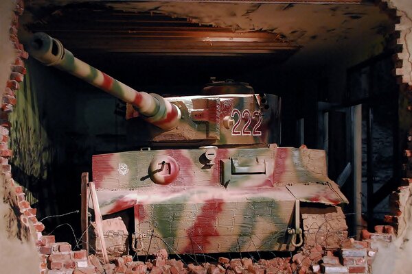 Ein Panzer in den Museumsruinen