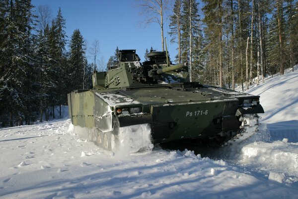 Kampffahrzeug fährt durch den Schnee