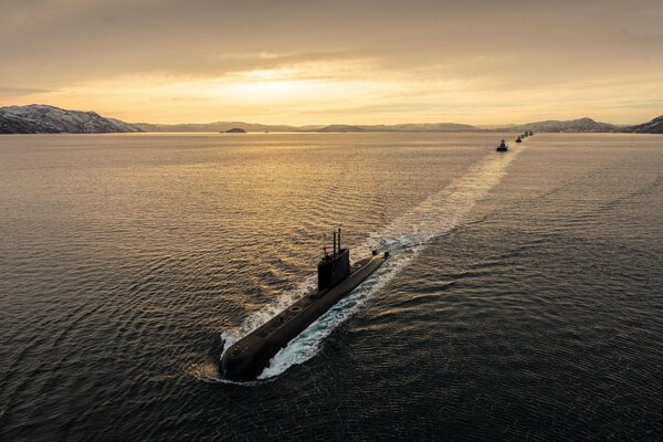 U-Boote segeln auf dem Meer vor dem Hintergrund des Sonnenuntergangs