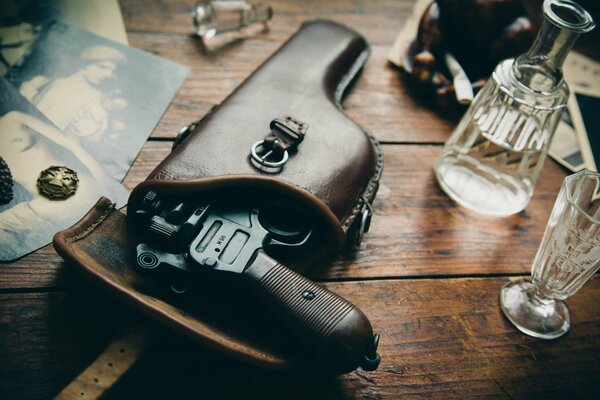 Pistolet Mauser dans un étui sur la table