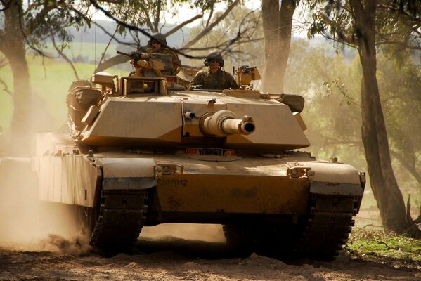 Estudiantes petroleros en el tanque Abrams