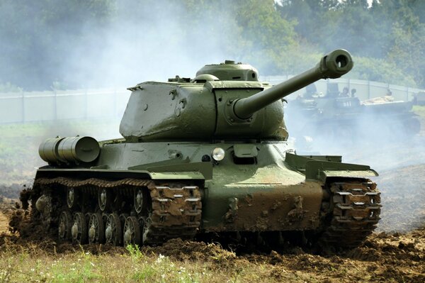 El tanque soviético is-2 en el campo