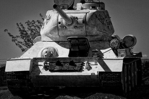 Foto in bianco e nero del carro armato sovietico T-34-85