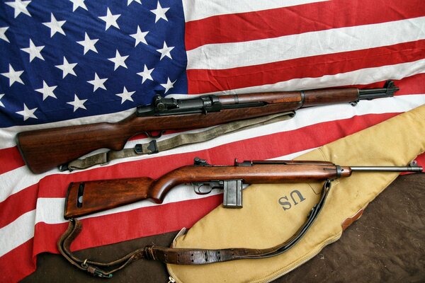 Selbstzündendes Gewehr auf der amerikanischen Flagge