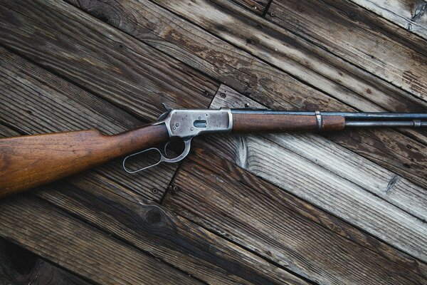 Winchester Modell 92 liegt auf Holzbrettern