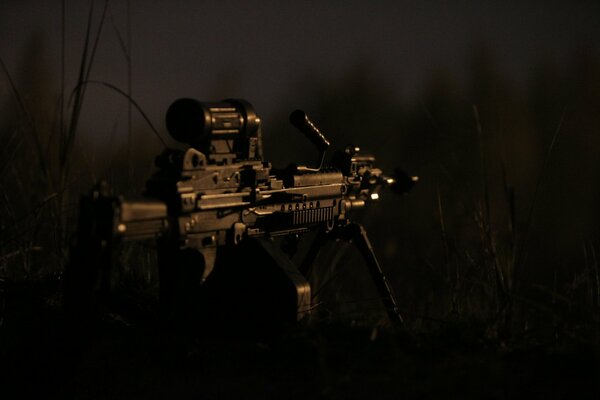 Снайперская винтовка готовая к стрельбе в поле