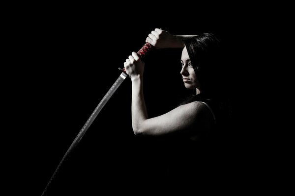 Девушка с мечом на черном фоне