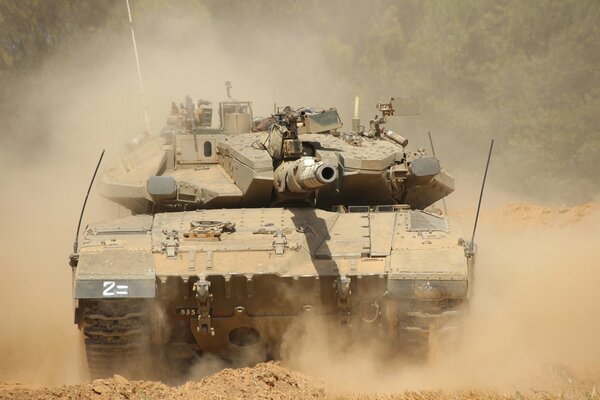 Tanque de batalla de Israel en el polvo