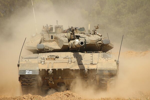 Izraelski czołg bojowy w pyle