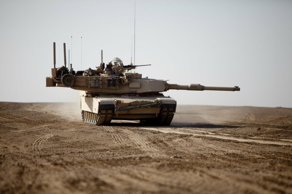 Carro armato M1A1 Abrams nel deserto