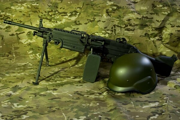 Mitrailleuse légère M249 avec casque