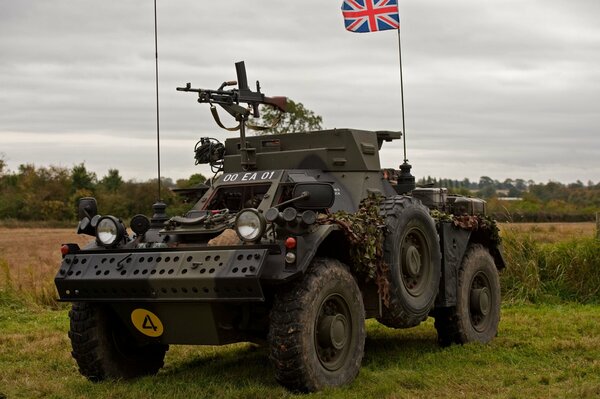 Ein gepanzertes Fahrzeug fährt über das Feld