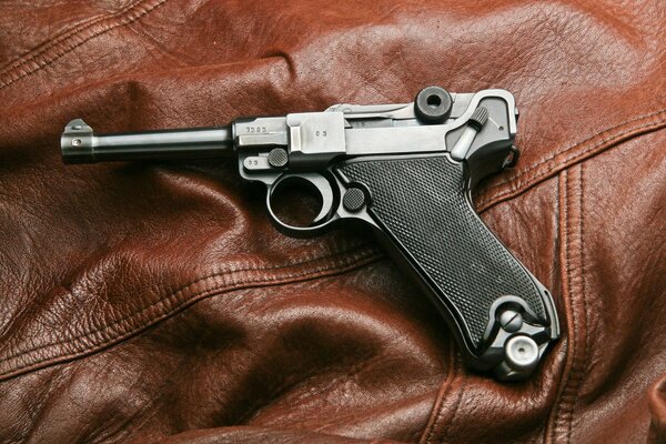 Pistolet r08 sur la veste en cuir