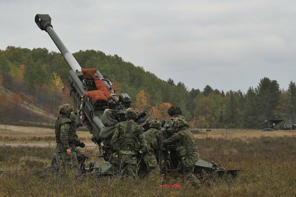 Soldados en el campo con armas en el ejercicio