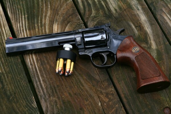 Revolver magnum sulle tavole