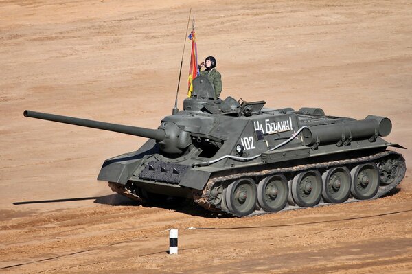 Der Tank steht auf der Straße. Soldat auf einem Panzer