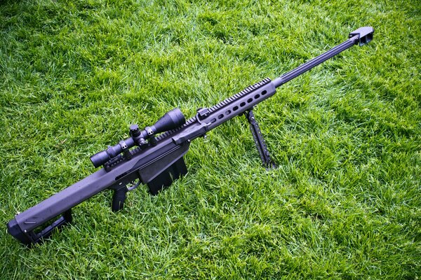 Rifle de francotirador de gran calibre sobre hierba verde
