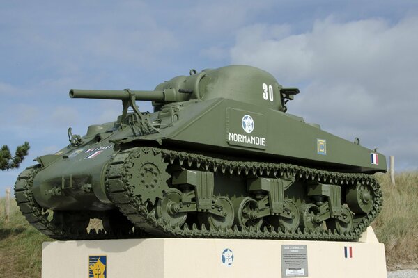 Монумент танка периода второй мировой войны