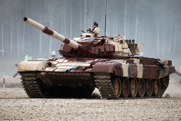 Red tank for biathlon T-72