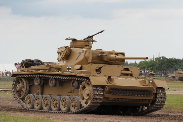 Tanque marrón en el campo de batalla