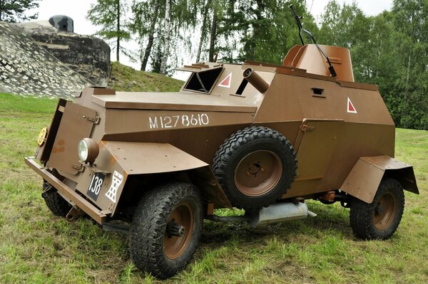 Vehículo blindado equipo militar en la naturaleza