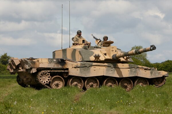 Tanque campo cielo hierba