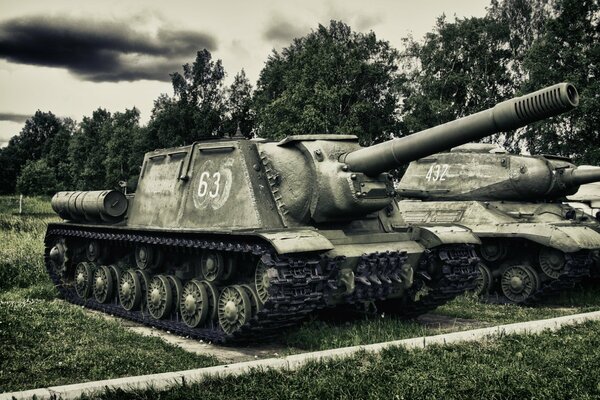 Soviet ISU-152 among the greenery