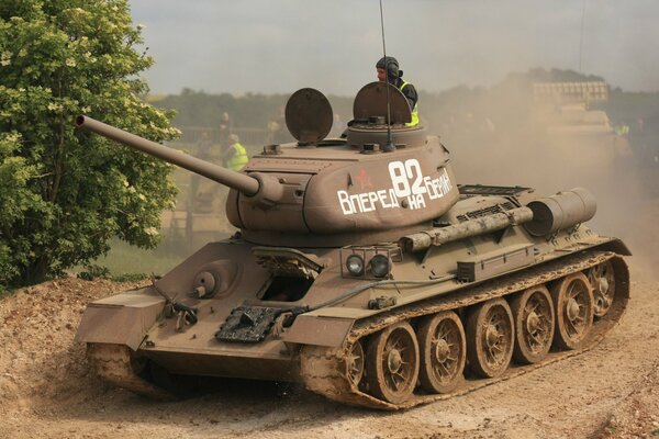 Cavalca il carro medio sovietico