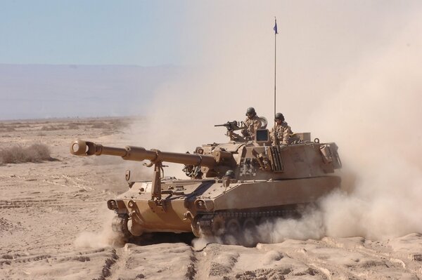 Foto des Krieges, ein Panzer in einem Sandsturm