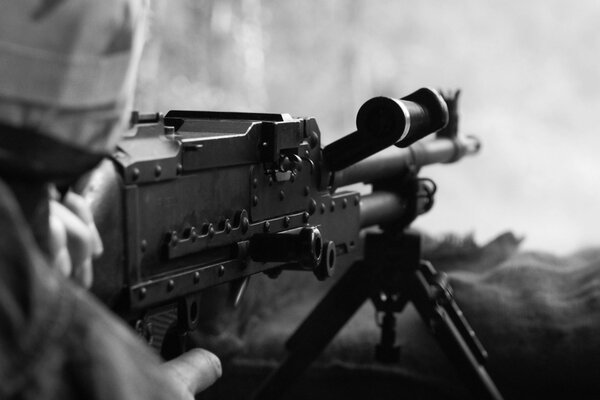 Foto en blanco y negro de un soldado con una ametralladora