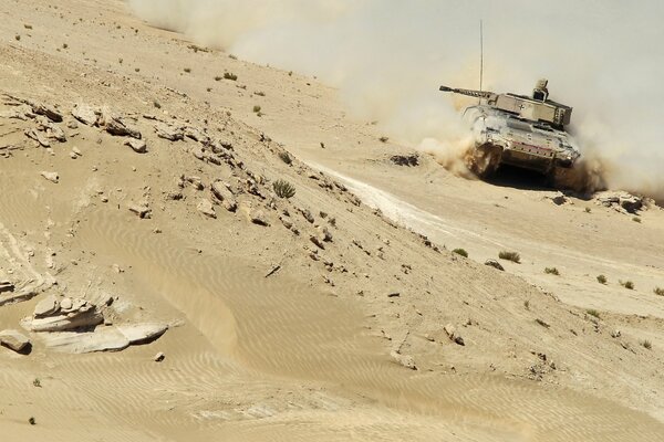 Char passant à travers le désert de sable