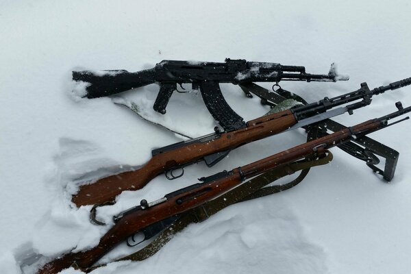 Много оружия на снегу